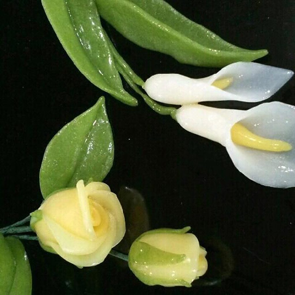 Rice cake shaped into roses and calla lilies