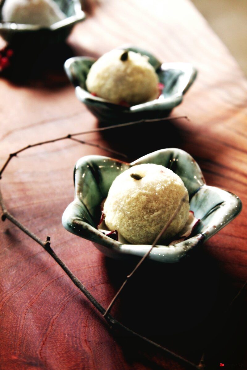 Danja rice cake in a celadon bowl