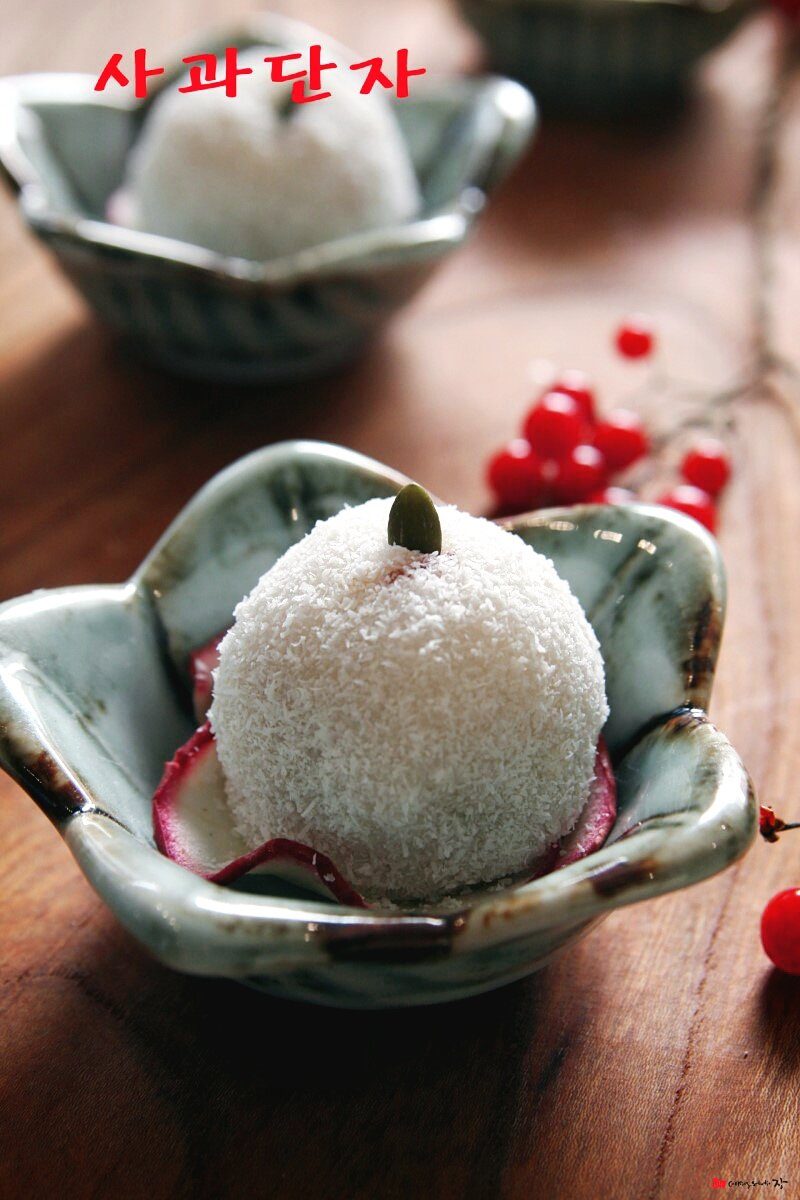 Gyeongdan rice ball dusted with coconut