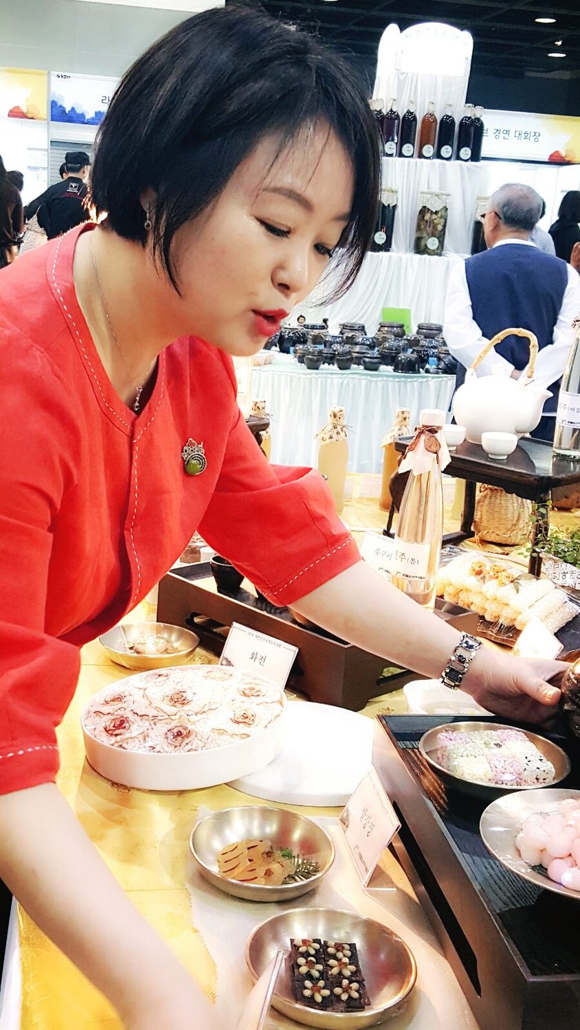 Jang Young-Hea presenting at a public culinary event